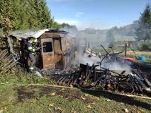 Zahradní chatka v obci Kamenná Horka se ocitla v plamenech