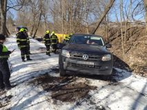 Srážka dvou aut u Janova, auto s přívěsem zablokovalo silnici u Trpína