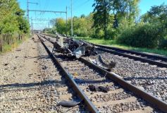 Vlak s 240 cestujícími doslova rozmetal auto, se kterým vjela řidička na železniční přejezd