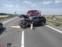 Provoz na silnici se zastavil po nehodě tří vozů u Janova a po srážce dvou aut u Gruny. Několik osob, včetně dětí, utrpělo zranění