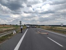 Provoz na silnici se zastavil po nehodě tří vozů u Janova a po srážce dvou aut u Gruny. Několik osob, včetně dětí, utrpělo zranění