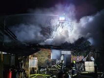 Psy a hospodářská zvířata zachraňovali hasiči při požáru v Dětřichově.  V Běstvině hořela stodola