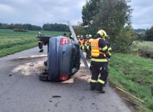 Auto vylétlo ze silnice. narazilo do stromu a skončilo převrácené na boku mezi obcí Slatiňany a Kunčím