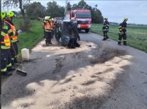 Auto vylétlo ze silnice. narazilo do stromu a skončilo převrácené na boku mezi obcí Slatiňany a Kunčím
