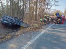 Vozidlo převážející auto na přívěsu havarvalo u Lázní Bohdaneč