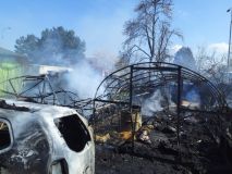 Požár skleníku se rozšířil na osobní automobil a přilehlé okolí