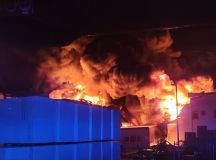 Již od noci hasiči likvidují velký požár haly s polystyrénem ve Vysokém Mýtě. Doporučuje se nevětrat, na místě probíhá monitoring ovzduší a létají drony