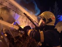 Již od noci hasiči likvidují velký požár haly s polystyrénem ve Vysokém Mýtě. Doporučuje se nevětrat, na místě probíhá monitoring ovzduší a létají drony