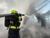 Již od noci hasiči likvidují velký požár haly s polystyrénem ve Vysokém Mýtě. Doporučuje se nevětrat, na místě probíhá monitoring ovzduší a létají drony