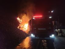 Obrazem: Ve firmě na recyklaci ve Vysokém Mýtě došlo k požáru, vzňala se hromada vážící téměř 300 tun