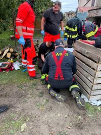 Muži se při práci s bruskou zasekl nástroj do ruky