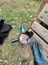 Muži se při práci s bruskou zasekl nástroj do ruky