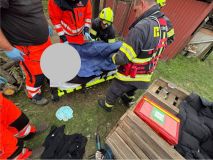Muži se při práci s bruskou zasekl nástroj do ruky