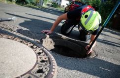 Obrazem: Káčátko spadlo do kanálu. Hasiči mu přispěchali na pomoc, do kanálu museli za ním