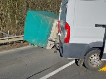 Dodávka převážející v přívěsu močovinu havarovala u Sebranic. Přívěs skončil na boku