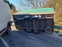 Dodávka převážející v přívěsu močovinu havarovala u Sebranic. Přívěs skončil na boku