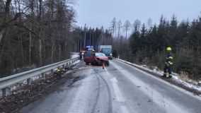 Náraz do svodidel vystřelil airbagy. Řidička se při nehodě u Jeníkova zranila