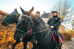 Osedlali černé koně a vyrazili na hřbitov