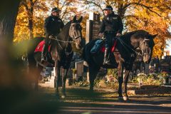 Osedlali černé koně a vyrazili na hřbitov