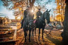 Osedlali černé koně a vyrazili na hřbitov