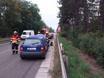 Ranní nehody: Náraz do stromu u obce Drahoš, střety aut v Pardubicích v ul. Kpt. Jaroše a Dašické, jedna osoba utrpěla zranění