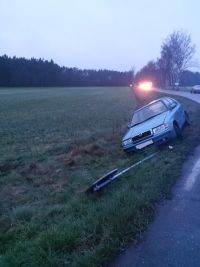 Opilá řidička smetla v Břehách dopravní značku, V Chocni narazil řidič do sloupu veřejného osvětlení a skončil na střeše a v plotě
