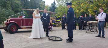 OBRAZEM: Takhle vypadá hasičská svatba! Novomanželé hasili hořící domeček