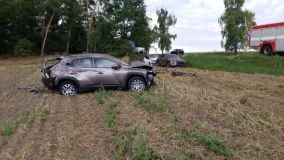 Obrazem: Nákladní auto skončilo v poli i se čtyřmi vozy, které převáželo