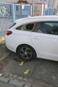 Používal pěsti, šroubováky, ale nepohrdl ani kamenem, aby se dostával do cizích aut a kradl