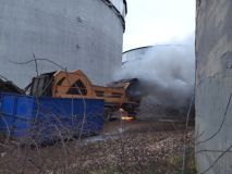 V průmyslovém areálu v Rybitví u Pardubic se vznítil drtič dřeva. Požár způsobil šestimilionovou škodu