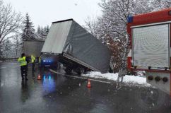 Obrazem: Havárie autobusů, kamion v příkopu, hasiči měli perný den, nová sněhová nadílka zaskočila řidiče v celém pardubickém kraji
