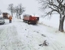 Obrazem: Havárie autobusů, kamion v příkopu, hasiči měli perný den, nová sněhová nadílka zaskočila řidiče v celém pardubickém kraji