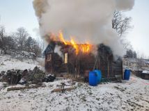 Hasiči složitě likvidovali v mrazivém počasí požár pergoly v Mrákotíně a požár chaty v obci Dolní Libchavy