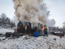 Hasiči složitě likvidovali v mrazivém počasí požár pergoly v Mrákotíně a požár chaty v obci Dolní Libchavy