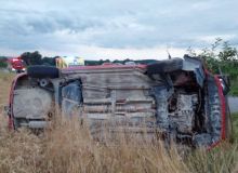 Auto skočilo u Voděrad v poli převrácené na bok, jedna osoba utrpěla zranění