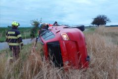 Auto skočilo u Voděrad v poli převrácené na bok, jedna osoba utrpěla zranění
