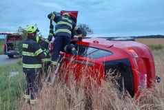Auto skočilo u Voděrad v poli převrácené na bok, jedna osoba utrpěla zranění