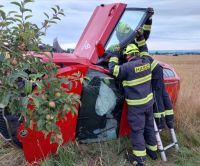 Auto skočilo u Voděrad v poli převrácené na bok, jedna osoba utrpěla zranění