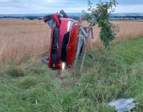 Auto skočilo u Voděrad v poli převrácené na bok, jedna osoba utrpěla zranění