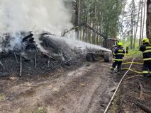 V Darebnících hořelo v lese klestí na hromadě po těžbě, v Horním Třešňovci chytla sláma v kravíně, kde bylo 160 býků