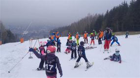 Děti i dospělí, na sjezdovce Peklák se v neděli závodilo