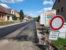 V ulici Kubelkova v České Třebové už se rýsuje nový asfaltový povrch, v květnu začne další etapa