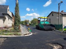 V ulici Kubelkova v České Třebové už se rýsuje nový asfaltový povrch, v květnu začne další etapa