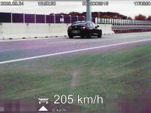 Bavorákem se řítil po dálnici rychlostí 235 km/hod, další v Opelu 198 km/hod. Čeká je tučná pokuta a zákaz řízení