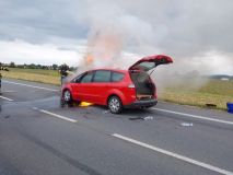 Požár automobilu, unimo buňky a dopravní nehoda. Tyto události zaměstnali hasiče během pátku