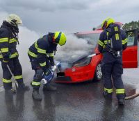 Požár automobilu, unimo buňky a dopravní nehoda. Tyto události zaměstnali hasiče během pátku