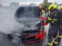 Požár automobilu, unimo buňky a dopravní nehoda. Tyto události zaměstnali hasiče během pátku