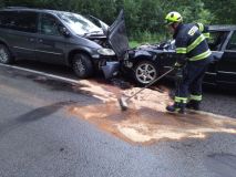 Požár automobilu, unimo buňky a dopravní nehoda. Tyto události zaměstnali hasiče během pátku