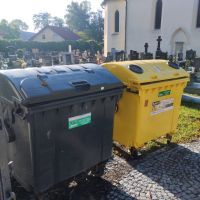 Na pardubických hřbitovech jsou nově umístěny nádoby na tříděný odpad