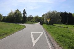 Policisté hledají svědky dopravní nehody dvou aut a motocyklu v Jenotici a střetu vozu s autobusem na křižovatce tří obcí na Chrudimsku